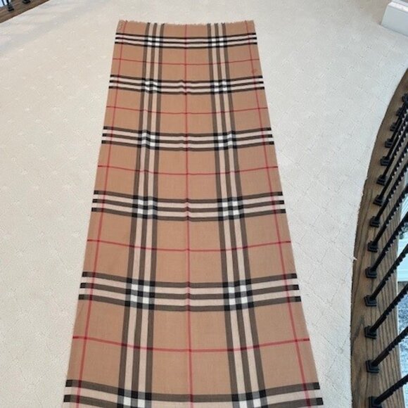 Burberry LIGHTWEIGHT Giant Check Scarf Wrap - Archive Beige - Picture 7 of 9